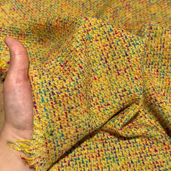 Tissu tweed laine acrylique multicolore avec un fond jaune Tissu tweed laine acrylique multicolore avec un fond jaune