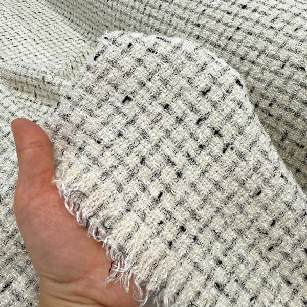 Tissu tweed laine viscose polyester à petits carreaux noirs sur fond crème Tissu tweed laine viscose polyester à petits carreaux noirs sur fond crème