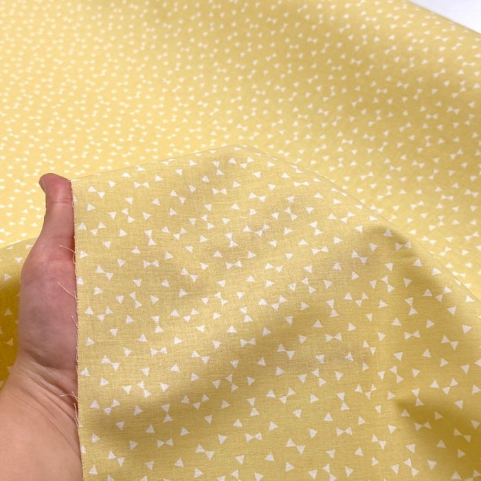 Tissu Coton imprimé Yozid petits triangles blancs sur jaune Tissu Coton imprimé Yozid petits triangles blancs sur jaune