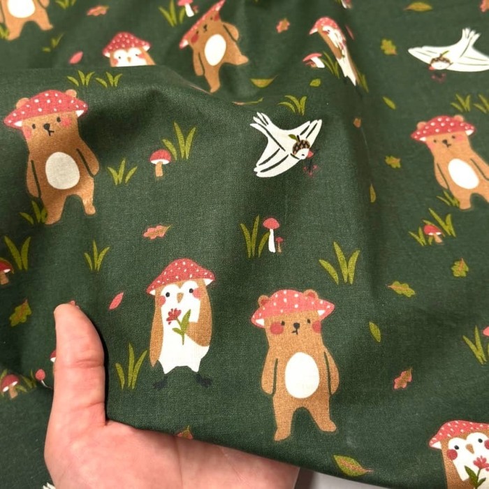 Tissu Coton imprimé Gumelo animaux en forêt vert sapin Tissu Coton imprimé Gumelo animaux en forêt vert sapin