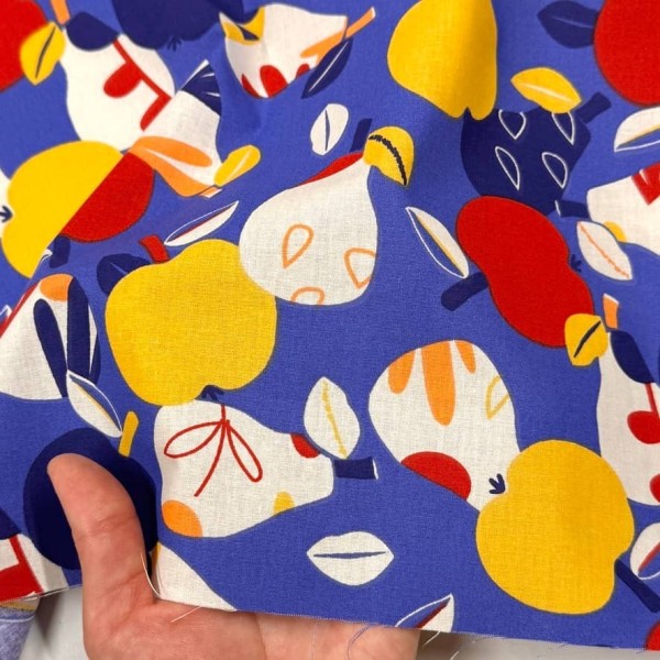 Tissu Coton imprimé Nashi Fruits en fête sur bleu vif Tissu Coton imprimé Nashi Fruits en fête sur bleu vif