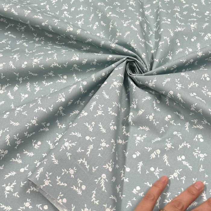 Tissu Coton imprimé Becky fleurs blanches sur vert sauge Tissu Coton imprimé Becky fleurs blanches sur vert sauge