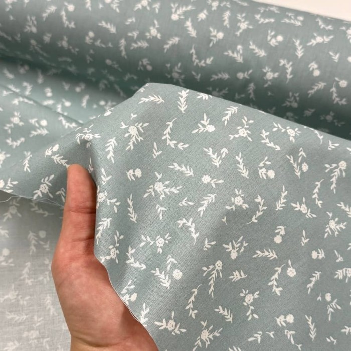Tissu Coton imprimé Becky fleurs blanches sur vert sauge Tissu Coton imprimé Becky fleurs blanches sur vert sauge