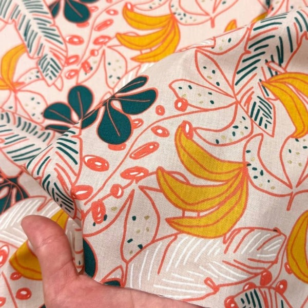 Tissu Coton imprimé Guzalor feuillage tropical & bananes corail Tissu Coton imprimé Guzalor feuillage tropical & bananes corail