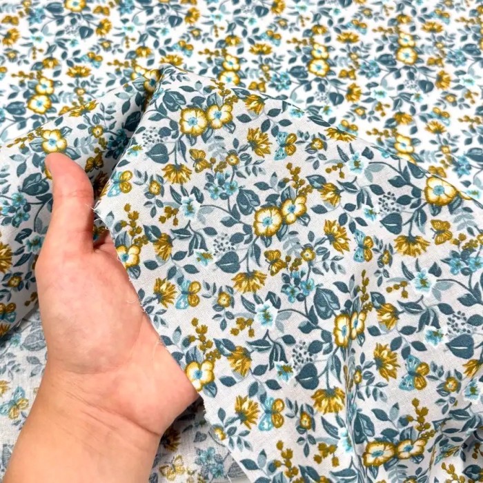 Tissu Coton imprimé fleurs et papillons sur bleu gris Tissu Coton imprimé fleurs et papillons sur bleu gris