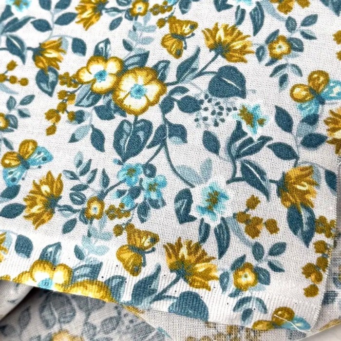 Tissu Coton imprimé fleurs et papillons sur bleu gris Tissu Coton imprimé fleurs et papillons sur bleu gris