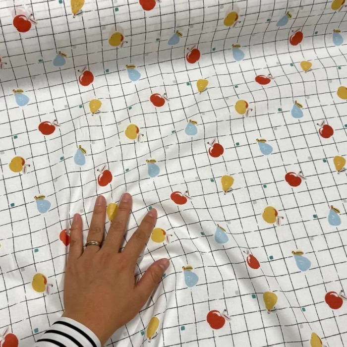 Tissu Coton imprimé fruits sur carreaux