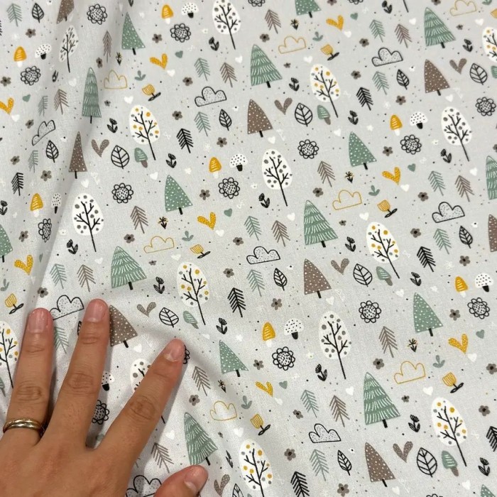 Tissu Coton imprimé Woody Forêt nuage gris clair