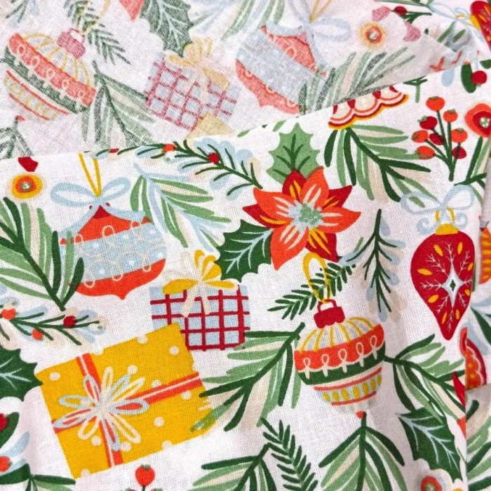Tissu noël Coton imprimé Illumination houx et cadeaux