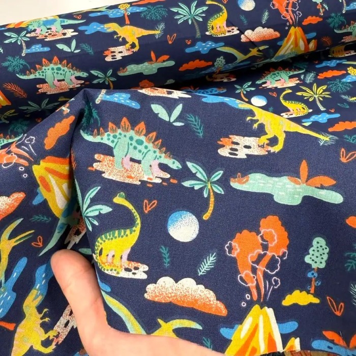 Tissu Coton imprimé dinosaures volcans bleu marine foncé