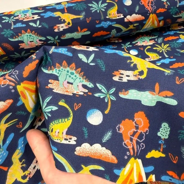 Tissu Coton imprimé dinosaures volcans bleu marine foncé Tissu Coton imprimé dinosaures volcans bleu marine foncé