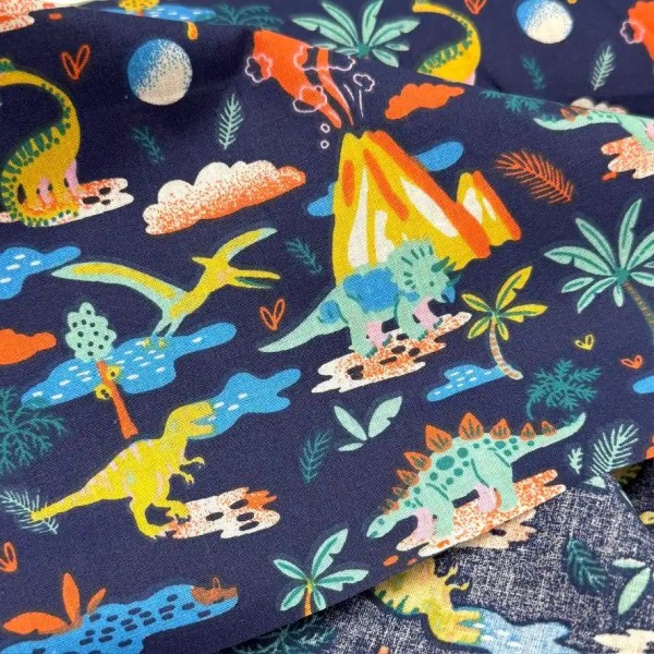 Tissu Coton imprimé dinosaures volcans bleu marine foncé Tissu Coton imprimé dinosaures volcans bleu marine foncé