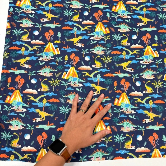 Tissu Coton imprimé dinosaures volcans bleu marine foncé