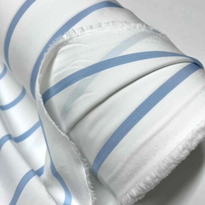 Tissu popeline de coton rayures bleu ciel blanc - Haute couture Tissu popeline de coton rayures bleu ciel blanc - Haute couture